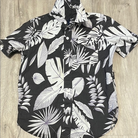 4/$30 Boy’s Black and White Tropical Print Shirt - Picture 1 of 1